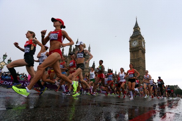 Các VĐV nữ đang thi chạy Marathon.